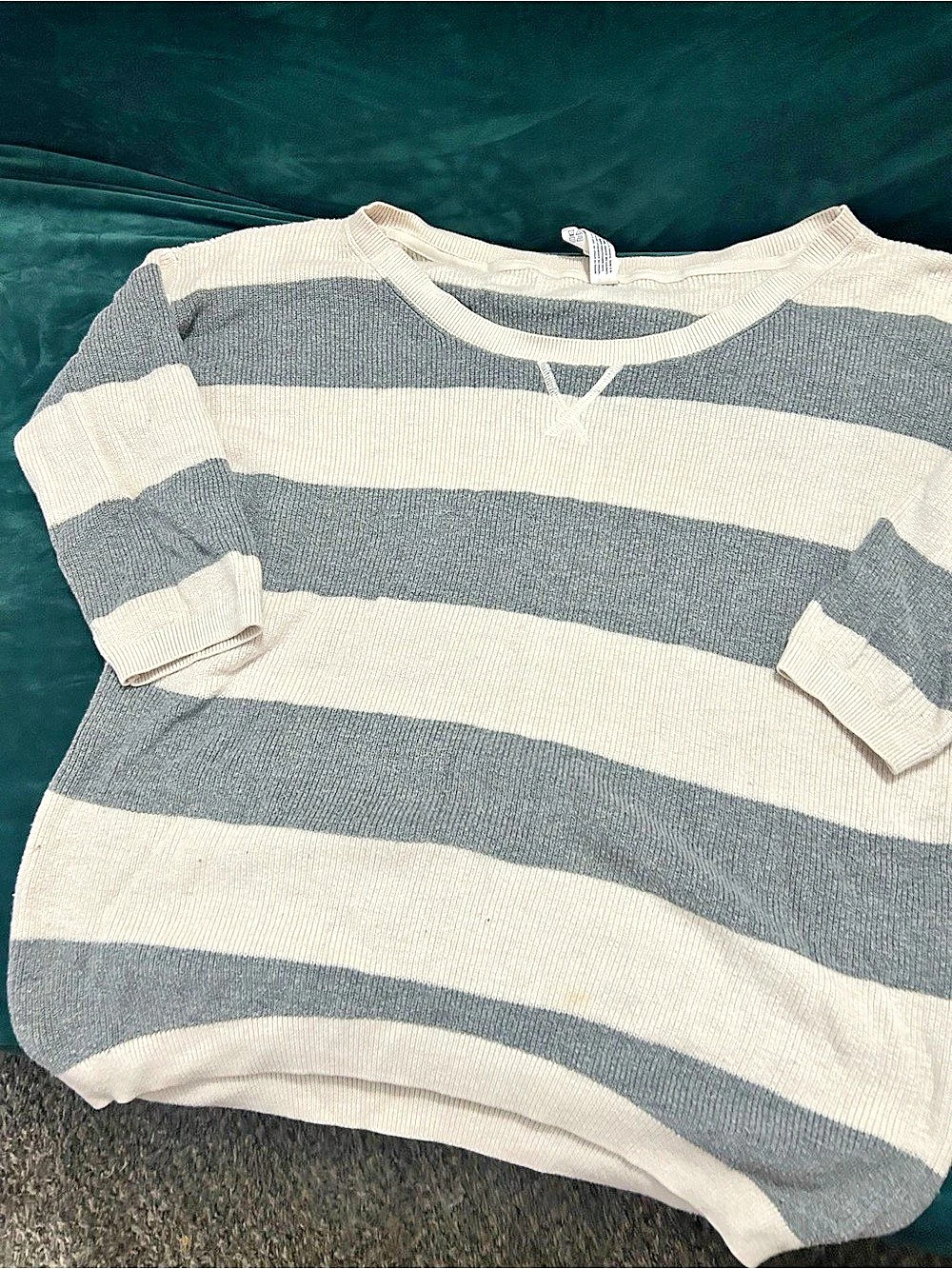 Aeropostale Striped Crewneck Sweater in Gray & Cream Size Medium